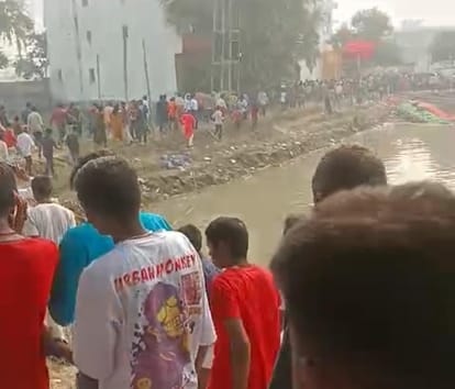 Bihar News : पटना में छठ के अर्घ्य के बाद दो सगे भाईयों की तालाब में डूबने से मौत, गुस्साये लोगों ने सड़क जाम Bihar News: Two brothers died due to drowning in the pond in Patna, created ruckus by blocking the road