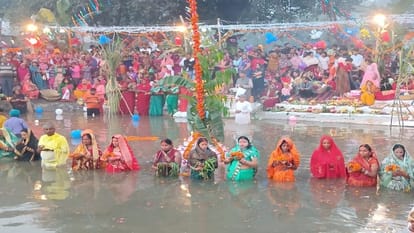 Chhath Puja women offered arghya to the rising sun in Pilibhit