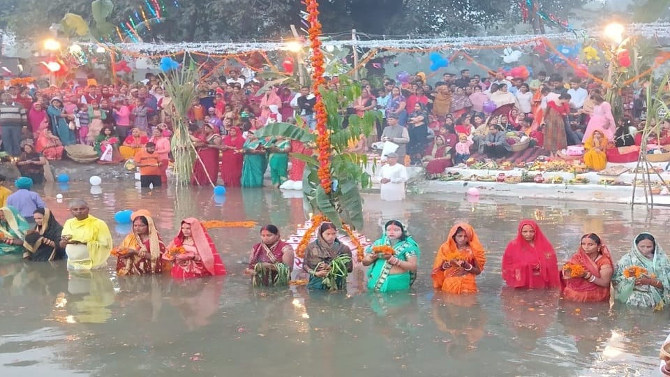 Chhath Puja women offered arghya to the rising sun in Pilibhit