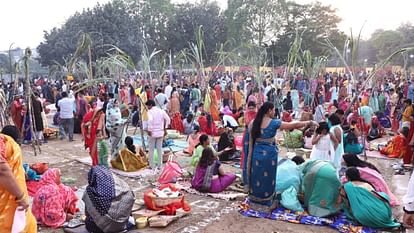 Chhath Pooja: महापर्व छठ पूजा का पारण, भोपाल में भी उगते सूर्य को महिलाओं ने दिया अर्घ्य Chhath Pooja: End of the great festival Chhath Puja, women offered Arghya to the rising sun in Bhopal too