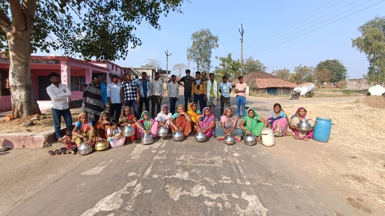 Chhindwara Women Strike outside Panchayat with empty utensils in Amarwara regarding water crisis
