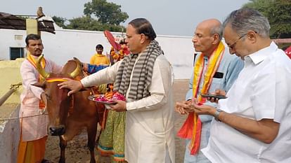 Mathura: धूमधाम से मनाई गई गोपाष्टमी, वृंदावन और राधाकुंड सहित श्रीकृष्ण जन्मस्थान, गोशालाओं पर हुआ गोपूजन Go Pujan performed at Shri Krishna birth place including Vrindavan Radha Kund On occasion of Gopashtami