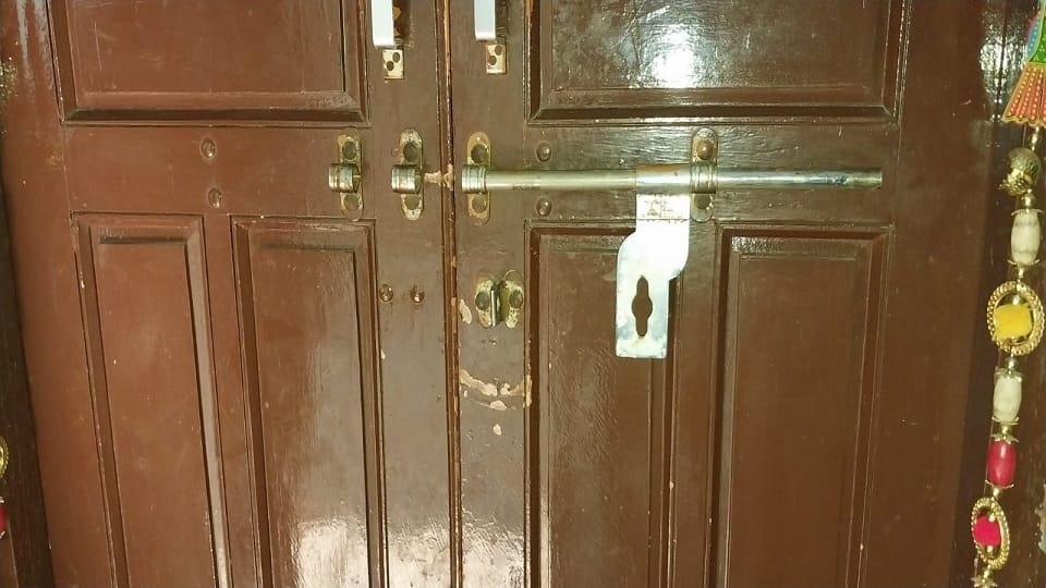 family went to attend birthday celebration in Dadri, thieves ransacked house and took away cash and jewellery
