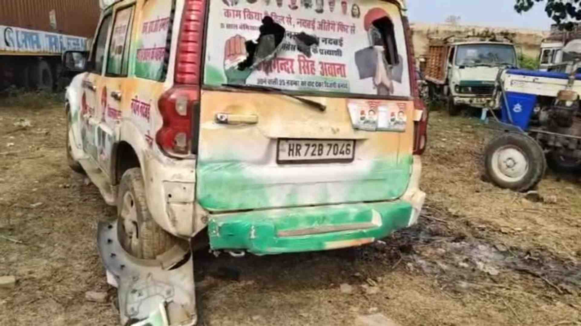 हमले में तोड़ी गई गाड़ी।