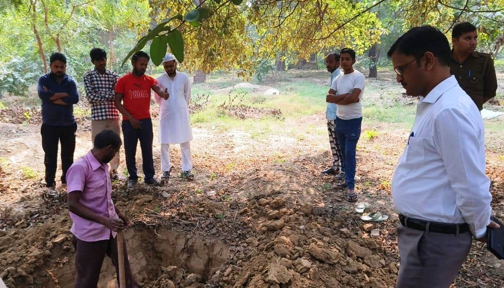 Dead body of the youth was taken out after digging the grave in Hardoi, Accusation of murder by feeding poison