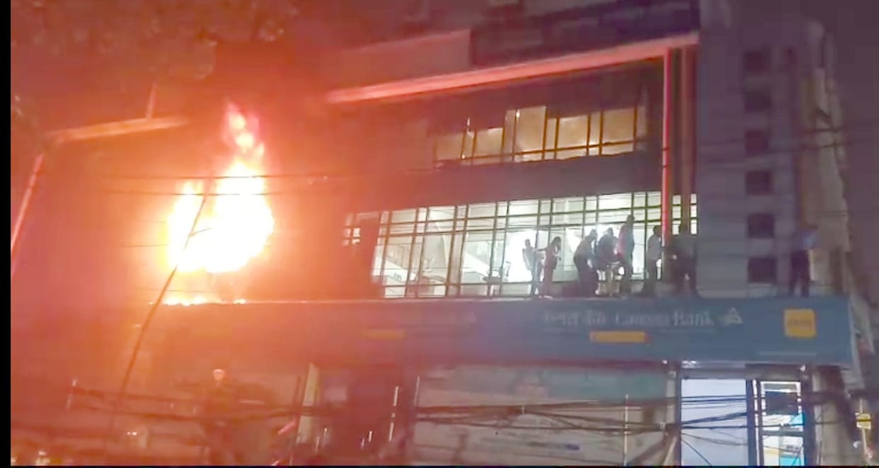 Lucknow News: Massive fire broke out in Canara Bank of Hazratganj in Lucknow, fire engines reached the spot.