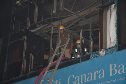Lucknow bank fire: 40 people were trapped inside, came out by breaking the window