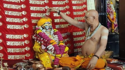 महाकालेश्वर की पूजा करते हुए