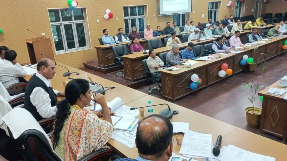 DM reviewed development works on Chief Minister Dashboard in Mainpuri