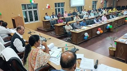 एक्शन में डीएम: मैनपुरी में एक अधिकारी का रोका वेतन... तो दूसरे को थमाई नोटिस, लापरवाह अधिकारियों की खैर नहीं DM reviewed development works on Chief Minister Dashboard in Mainpuri