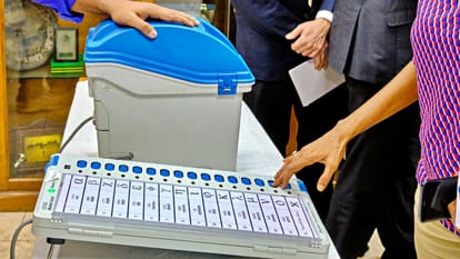 Bihar News : निर्वाचन आयोग ने जारी की लिस्ट, जानिए बिहार में मतदाताओं की पूरी जानकारी Bihar News : Election Commission released the list before Lok Sabha elections.