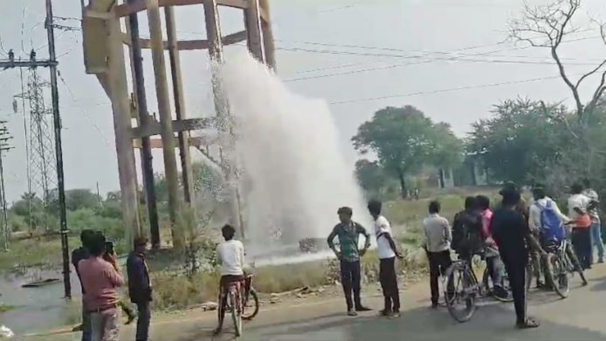 Damoh News 50 feet high fountain rises from ground due to pipeline burst lakhs of gallons of water wasted