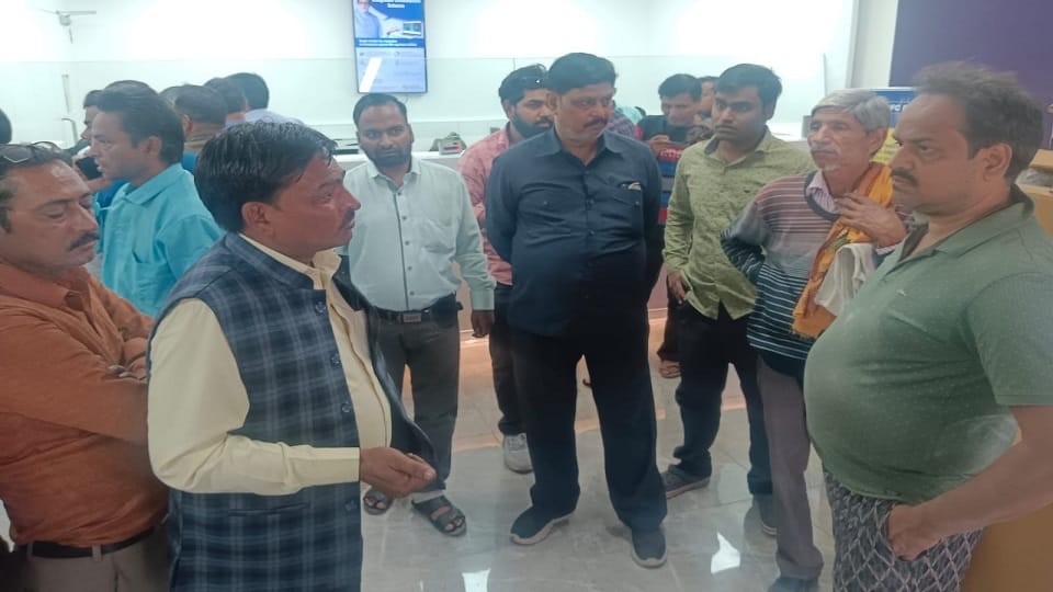 Private bank in Hathras accused of embezzlement of Rs 98 thousand