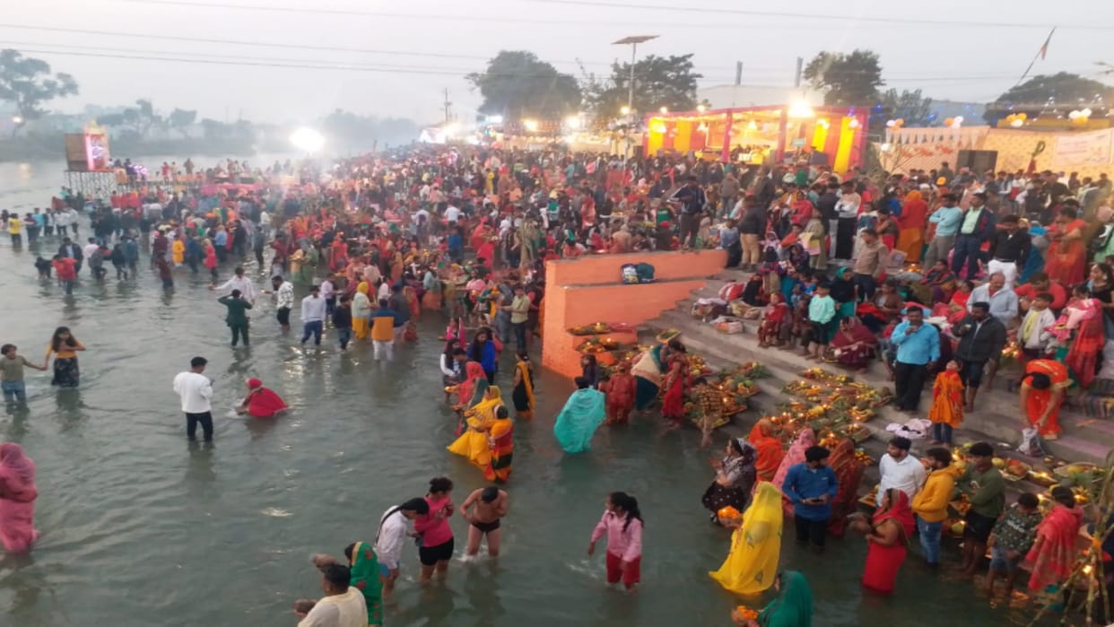 Echoes of Chhath Maiya, Arghya offered to the setting sun