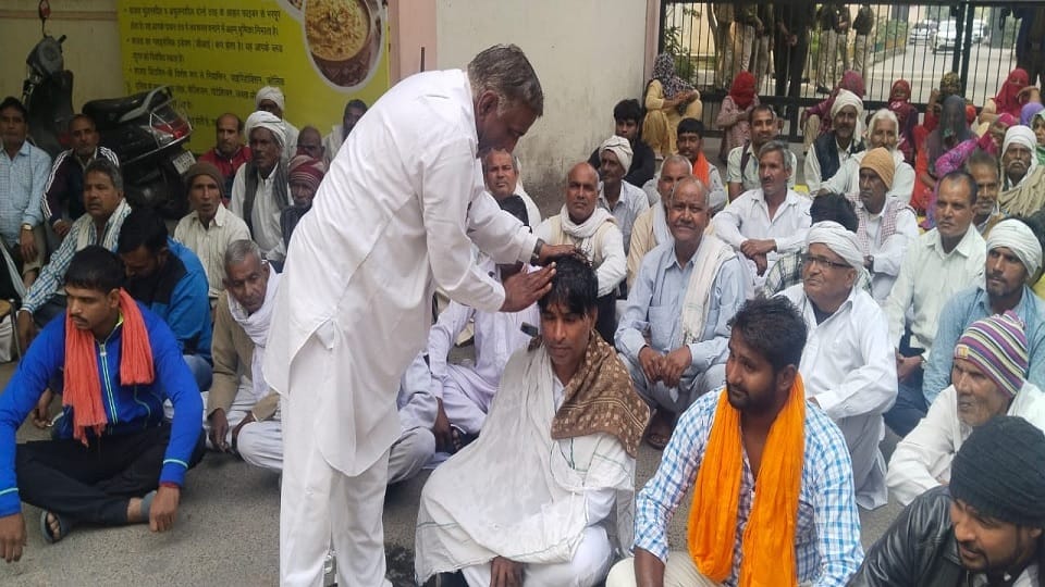 Demand to get possession of plots in Sonipat, Councilor expressed anger over getting his head shaved