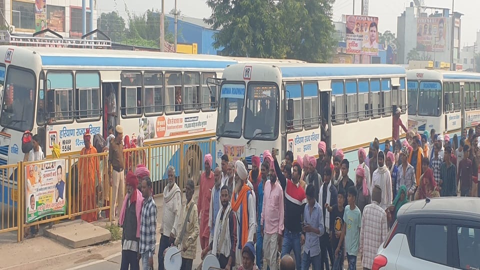 Hearing the announcement of Manohar Lal people started running towards the buses but not get food packets