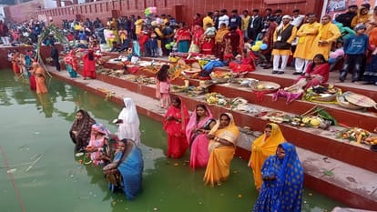 सूर्य देवता का इंतजार करते श्रद्धालु