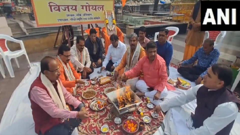 BJP leader Vijay Goel performed havan for safety of workers who trapped in Uttarkashi Tunnel