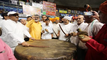 जाट महाधिवेशन: नरेश टिकैत के साथ कई राज्यों के किसान नेता हुए शामिल, टिकैत ने बजाया डेढ़ सौ साल पुराना नगाड़ा Farmer leaders from many states participated in Jat convention in Delhi along with Naresh Tikait