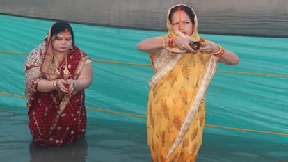 उगते सूर्य को अर्घ्य देतीं व्रती महिलाएं