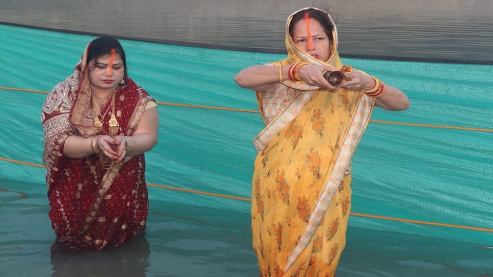 Chhath Puja 2023 devotees offering Arghya to the rising sun in shahjahanpur