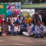 राजद कार्यालय के गेट पर सरकार के खिलाफ नारेबाजी करते 10+ 2 के अतिथि शिक्षक