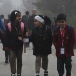 कड़ाके की ठंड में स्कूल जाते बच्चे