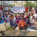 धरना प्रदर्शन करते ग्रामीण