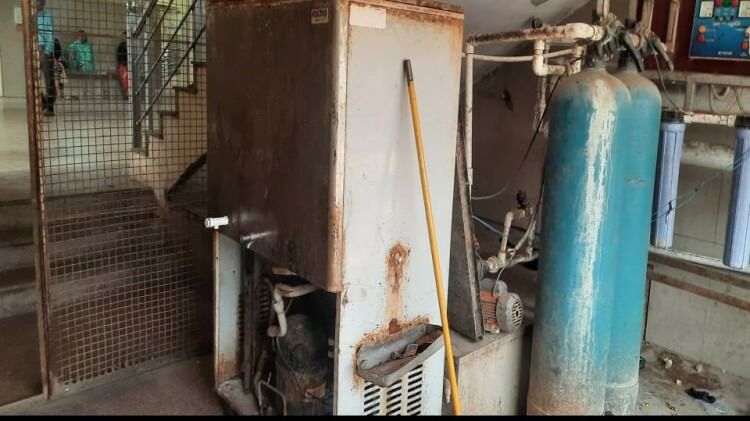 Agra: जिला महिला अस्पताल में आरओ प्लांट खराब, पानी के लिए भटक रहे मरीज व तीमारदार