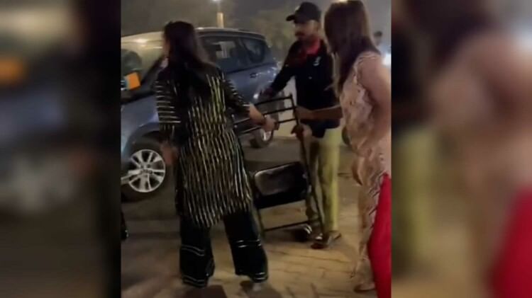 गोरखपुर का वीडियो वायरल: सहेली का कमेंट लगा नागवार, नौका विहार पर जूतम-पैजार