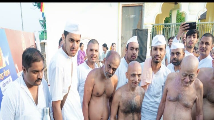 CG News: आचार्य विद्यासागर महाराज पहुंचे मनोहर गौशाला खैरागढ़, कामधेनू 'सौम्या' को सुनाया नमोकर मंत्र