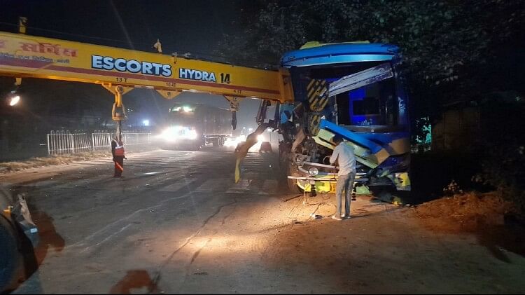 Major accident in Maharajganj double decker bus collides with truck moving ahead