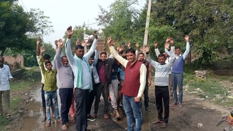Hathras News: सड़क पर जलभराव, विरोध में लाड़पुर के ग्रामीणों ने किया प्रदर्शन