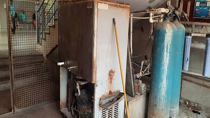 Agra: जिला महिला अस्पताल में आरओ प्लांट खराब, पानी के लिए भटक रहे मरीज व तीमारदार patients and attendants wandering for water Due to breakdown of RO plant in District Women Hospital in Agra