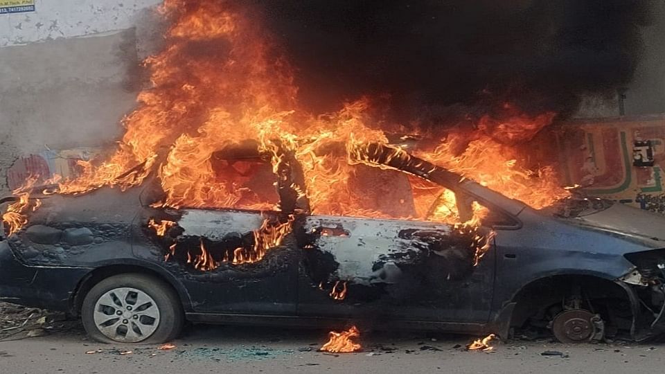 car caught fire in Rakabganj police station area of Agra