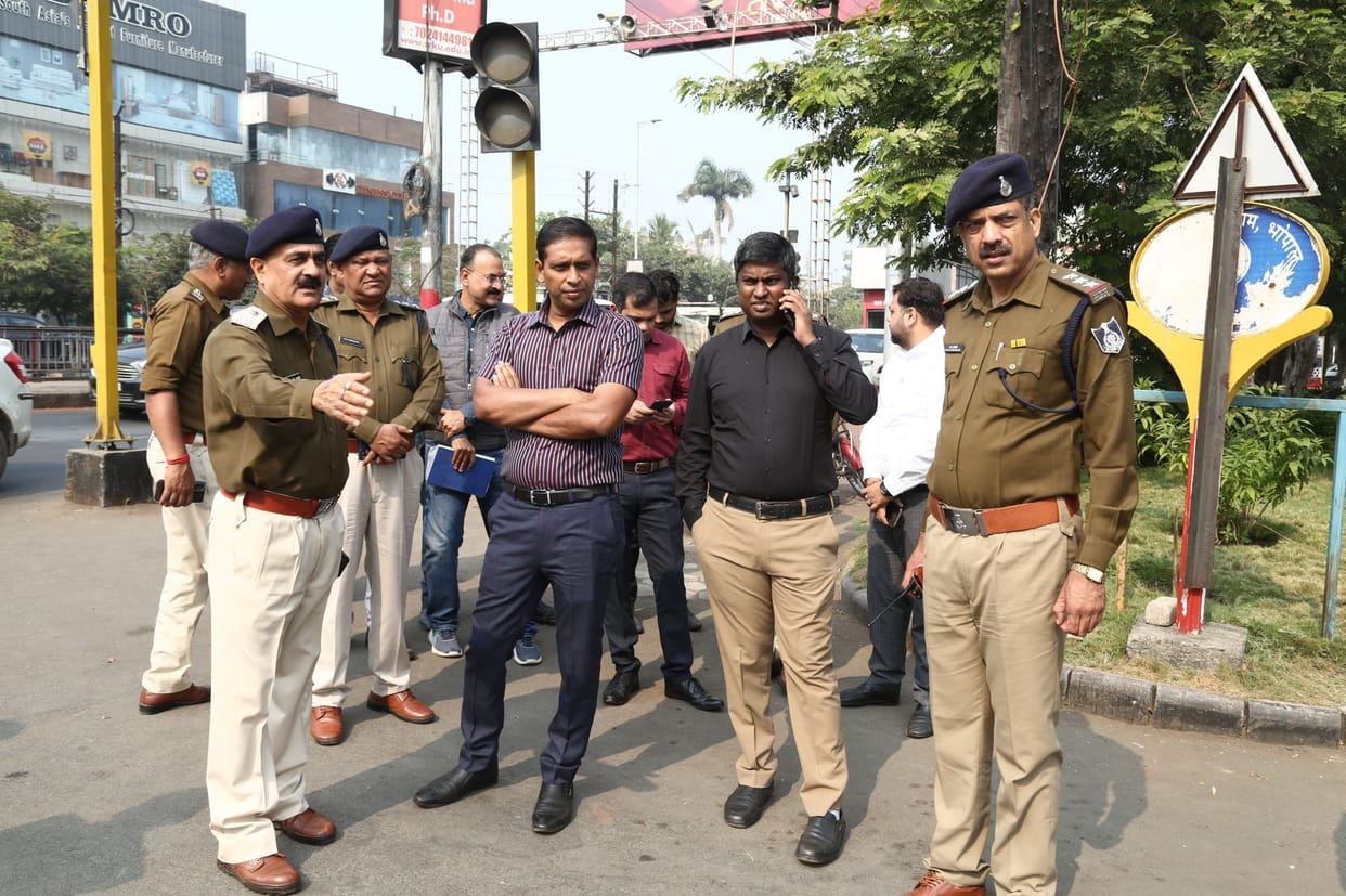MP News: Show cause notice to two doctors absent during Bhopal Collector's inspection