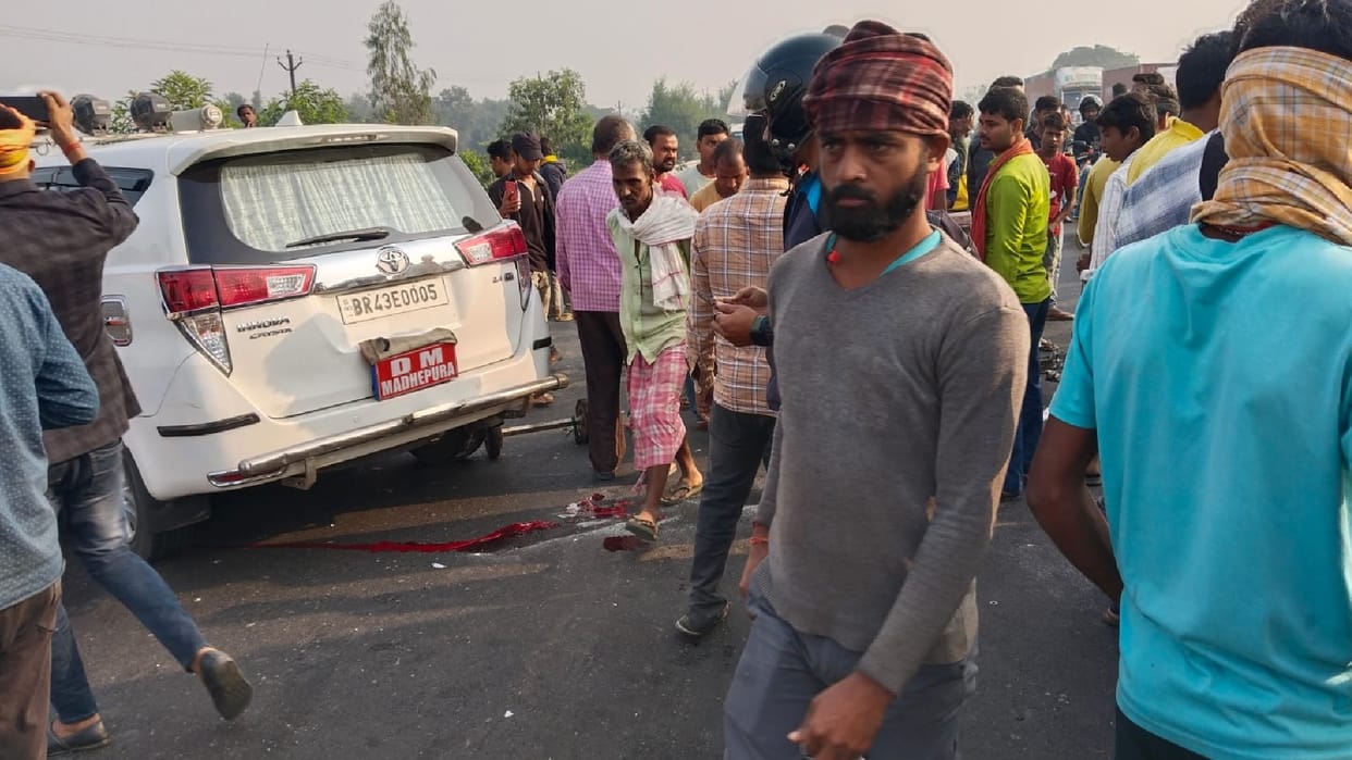 Bihar News : Chaos on NH 57 after several people died after being crushed by IAS officer DM Madhepura car