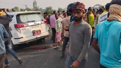 Bihar : आईएएस अफसर की कार से कुचलकर तीन की मौत; नेशनल हाइवे जाम कर लोग कर रहे हंगामा, मृतकों में एक महिला Bihar News : Chaos on NH 57 after several people died after being crushed by IAS officer DM Madhepura car