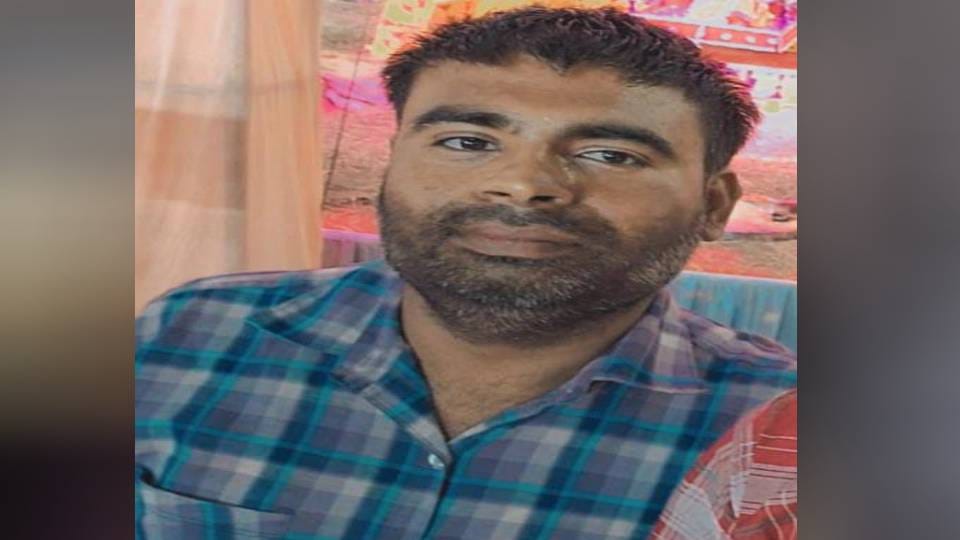 silver artisan committed suicide by hanging himself In Agra