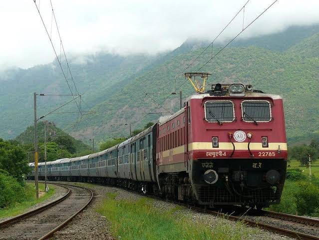 रेलगाड़ियां निरस्त की गई हैं।