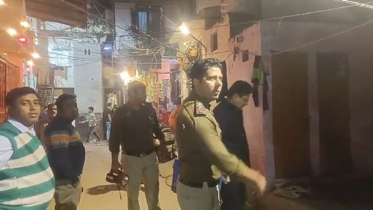 young man cut two children with a knife then tried to commit suicide In Delhi