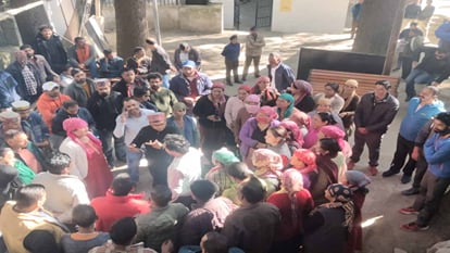 Uproar in Manali over garlanding of garbage throwers, villagers surrounded the nagar parishad office