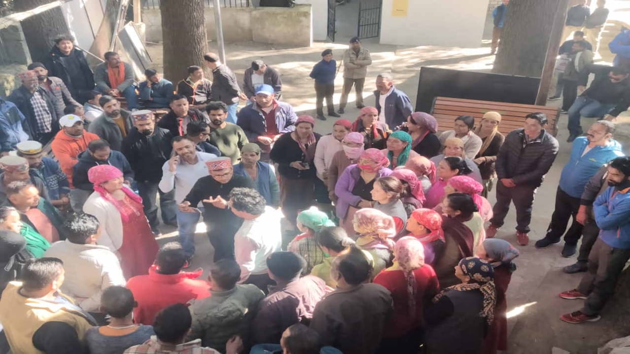Uproar in Manali over garlanding of garbage throwers, villagers surrounded the nagar parishad office