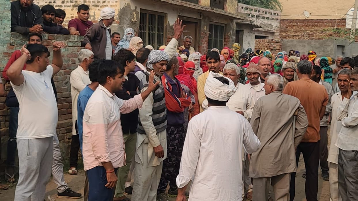 Sonipat: Villagers protested against the team that came to take out meters from houses