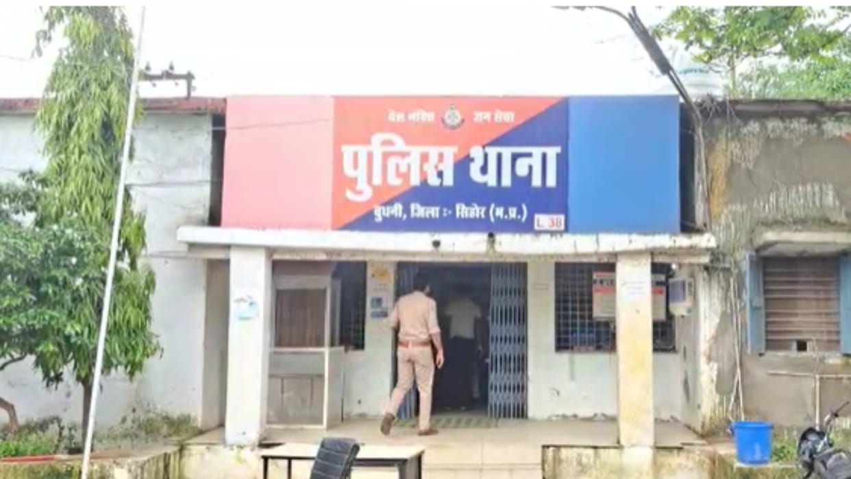 Sehore News: Home guard was taking bribe in the name of taking out sand trolley