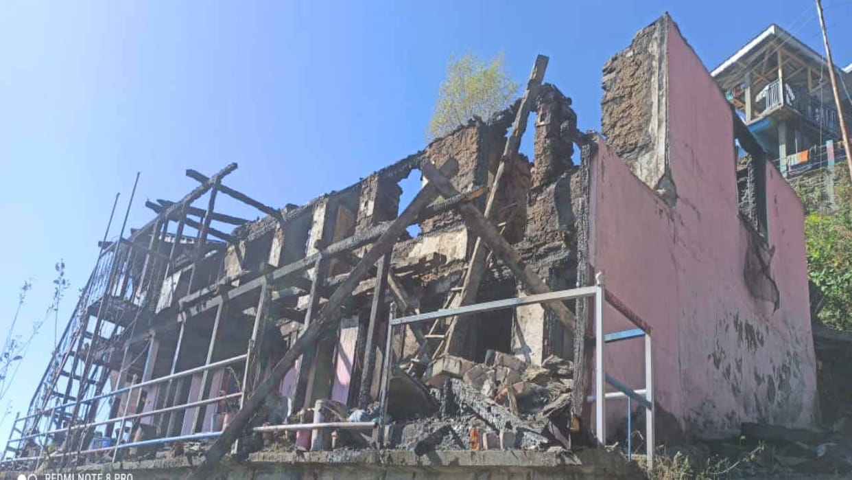 A two storey house with eight rooms burnt to ashes in Baghi village of Aani.