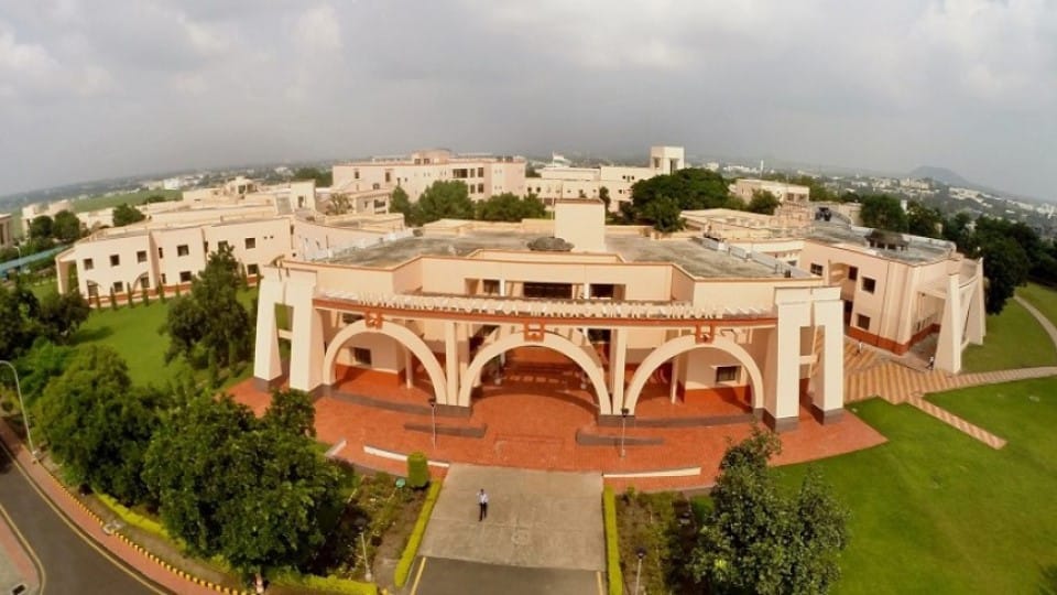 Faculty of IIM Indore will now teach in Hindi admission starts