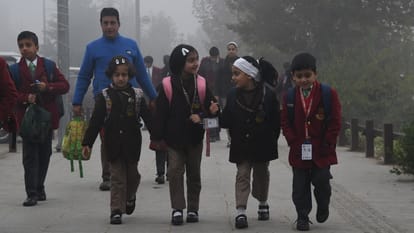 Jammu Winter Vacation: जम्मू संभाग में फिर बढ़ीं शीतकालीन छुट्टियां, अब 29 जनवरी को लगेंगे स्कूल jammu schools: Winter Vacations of Jammu Summer Zone Schools extended up to Jan 27