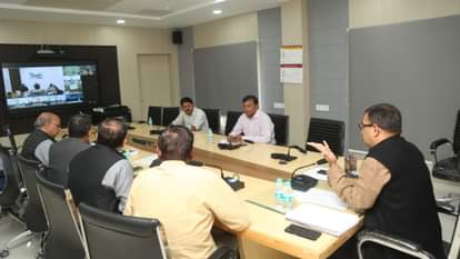 कलेक्टरों के साथ बैठक के दौरान मुख्य निर्वाचन पदाधिकारी अनुपम राजन