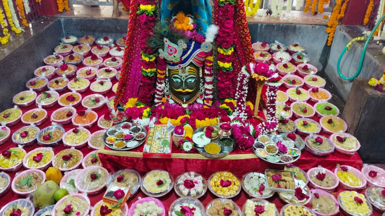 Baba Mahakal Ujjain Angareshwar Mahadev was decorated in the form of Harihar